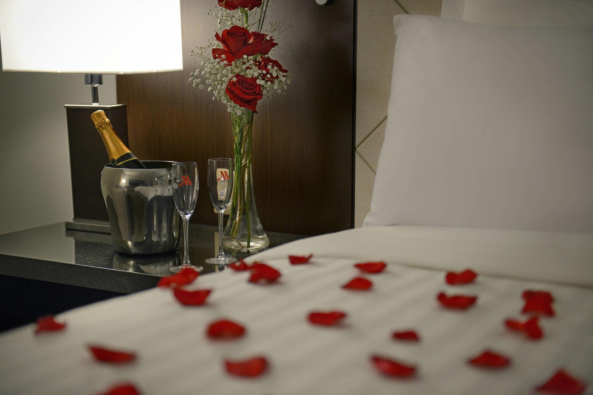 Marriott Sao Paulo Airport Hotel Guarulhos Luaran gambar A bed with rose petals