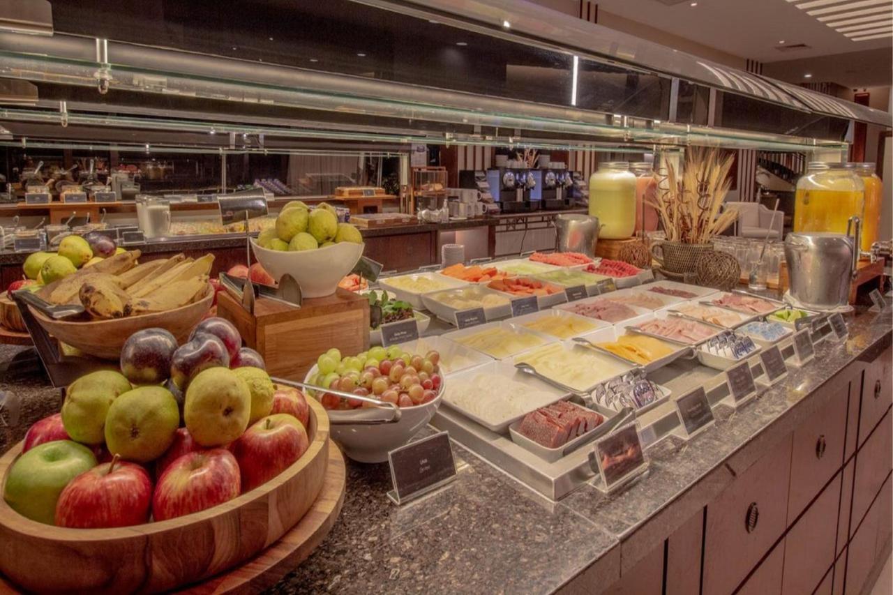Marriott Sao Paulo Airport Hotel Guarulhos Luaran gambar A buffet at a hotel